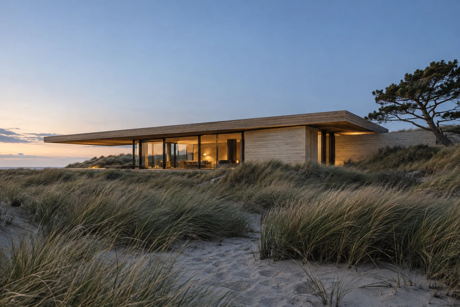 Gegenereerde architectuurstudie van een laag huis in hout en beton, met een breed dakoverstek en warm binnenlicht tussen het duingras